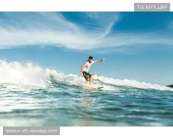 冲浪选手在超大型海浪中完成惊世一滑，媒体称其“海上王者”